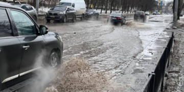 Комунальна аварія в Києві: вода зупинила дорожній рух