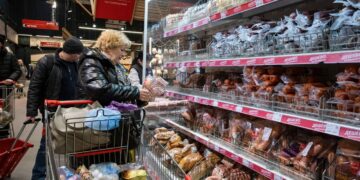 Замість смітника – людям: що таке фудбанкінг і як це може працювати в магазинах України