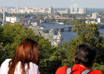 Середня зарплата перевищила 30 тисяч гривень: де платять найбільше