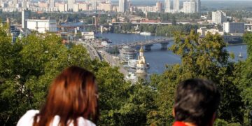 Середня зарплата перевищила 30 тисяч гривень: де платять найбільше