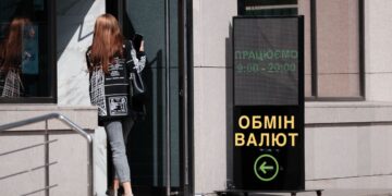 Долар штурмує 44 гривні, а євро стрімко падає: “свіжий” курс валют на 5 травня