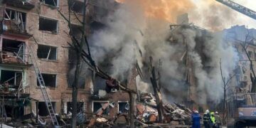 Руїни замість фасадів: у Києві рахують тисячі пошкоджених будинків