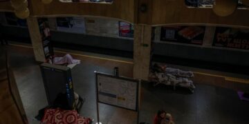У метро Києва обмежили комфорт: додаткові місця можуть створити небезпеку