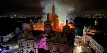 Київ після удару: дзвони Лаври над зруйнованою святинею