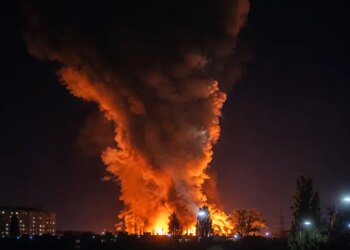 Росіяни атакували Київ: горять будинки, під завалами люди