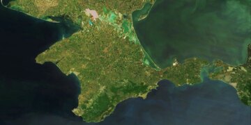 Окупаційна адміністрація в Криму вивозить родини та майно на тлі ударів ЗСУ