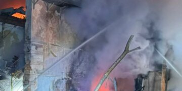 У Дніпрі померла жінка, поранена під час російської атаки на місто, двоє людей у лікарні