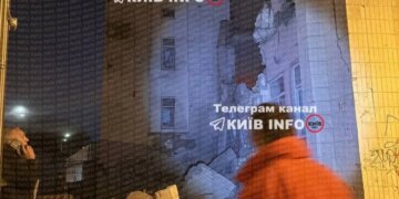 У Києві вже 4 постраждалих після масованої атаки рф, палає поліклініка та будинки