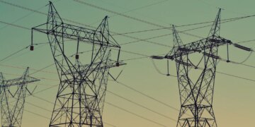 рф атакувала енергетику у Києві, досі 30 тисяч знеструмлених