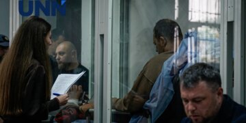 Водій, який в’їхав у перехід і спричинив загибель чотирьох людей, прибув до зали суду в інвалідному візку