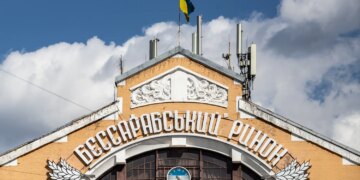 У Києві спалахнула пожежа на Бессарабському ринку
