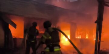 Наслідки атаки на Київ: горять МАФи на Шулявці, під ударом кіностудія імені Довженка