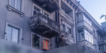росіяни вдарили по Шостці та поранили жінку з трирічною дитиною