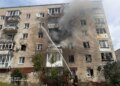 рф вдарила по багатоповерхівці в Ізюмі, є загиблий та поранені