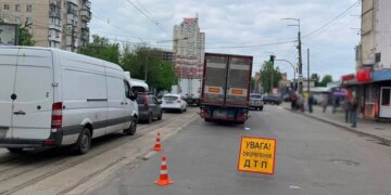 У Києві під колесами вантажівки загинула літня жінка: деталі трагедії