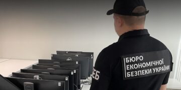 БЕБ накрило схему фальшивих паспортів, водійських прав та дипломів: відео спецоперації