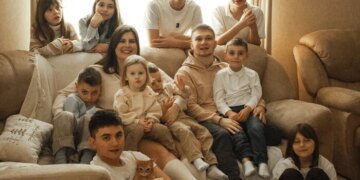 23-річний львів’янин став батьком для 10 дітей: зворушлива історія молодої сім’ї