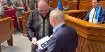 Стефанчук нагородив Кучму відзнакою Верховної Ради та спровокував хвилю обурення у соцмережах