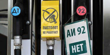 Бензинова криза: у «ЛНР» утворилися черги автівок на кордоні з Росією