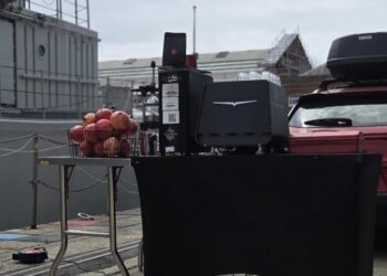 Відомий бариста почастував українських моряків у Британії авторською багряною кавою