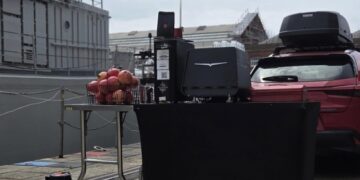 Відомий бариста почастував українських моряків у Британії авторською багряною кавою
