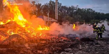 На Харківщині в результаті атаки російських дронів сталася пожежа на території підприємства