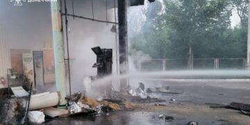 Горіли медзаклад і АЗС: рятувальники показали наслідки дронових ударів по Слов’янську та Краматорську
