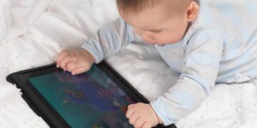 Чому малюкам до 2 років варто уникати екранів для збереження здоров’я