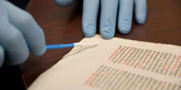 Вчені розкрили приховану ДНК у рукописах 1300-річної давності