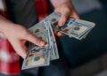 Долар по 51 та “мінімалка” понад 11 тисяч: Кабмін розробив два сценарії для України