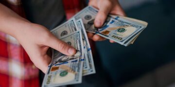 Долар по 51 та “мінімалка” понад 11 тисяч: Кабмін розробив два сценарії для України