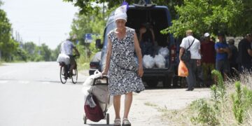 Міжнародна допомога переселенцям в Україні скоротилася удвічі