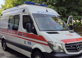 На Буковині обвалився міст з дітьми під час екскурсії, є госпіталізовані (відео)