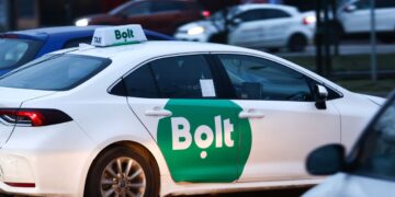 Ціни на таксі під час тривог можуть злітати до 50%: у Bolt назвали причину