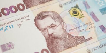 Зарплати зростуть, але і курс долара теж: два плани Кабміну на бюджет до 2029 року