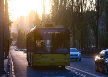 Транспорт у Києві курсує зі змінами, деякі вулиці перекриті: маршрути