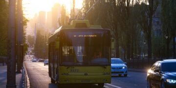 Транспорт у Києві курсує зі змінами, деякі вулиці перекриті: маршрути