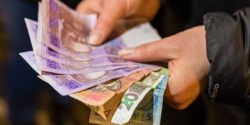 Зарплати зростуть, а ріст цін сповільниться: Кабмін схвалив план на 3 роки