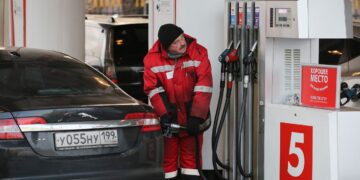 Кремль дозволив випускати “брудне” пальне через атаки ЗСУ