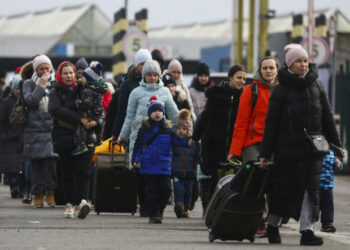 росія намагається впливати на українських біженців у Європі