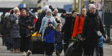 росія намагається впливати на українських біженців у Європі