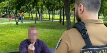 У Києві чоловік із битою лякав людей у парку: його затримали
