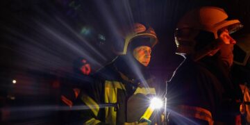 Горить СТО, пожежа біля будинку і постраждала людина: наслідки обстрілу Києва