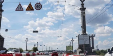 Десятки автівок зупинилось: один із мостів Києва перекрили, – ФОТО