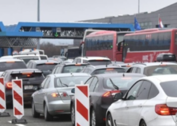 Із Києва за кордон автотранспортом: де виникли найбільші черги, — ФОТО