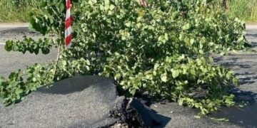 Дорога буквально вибухає від спеки: під Києвом на трасі почали здійматися бетонні плити