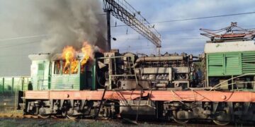 РФ вдарила по локомотиву на Харківщині, є поранені