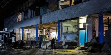 Станцію метро "Лук'янівська" закрили після нічної атаки рф через пошкодження вестибюля