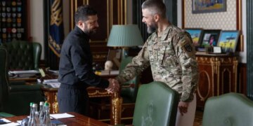 Зеленський зустрівся з військовим і письменником Ілларіоном Павлюком: обговорили технологізацію оборони