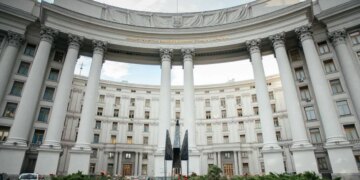 Восьмиметрового сталевого "Фенікса" встановили перед МЗС у Києві, фото